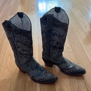 Beautiful barley worn size 8 neutral color embroidered Circle G cowboy boots